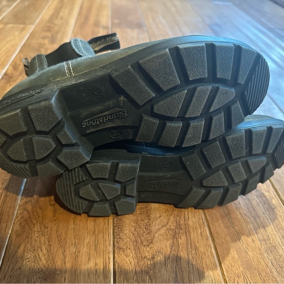 Blundstone rustic black boots.  Size 4.5. - Picture 3 of 4